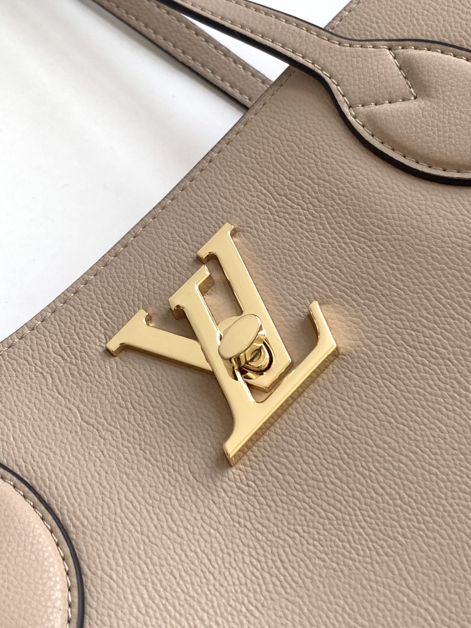 Louis Vuitton Greige Grained Calf Leather Lockme Shopper Beige ref