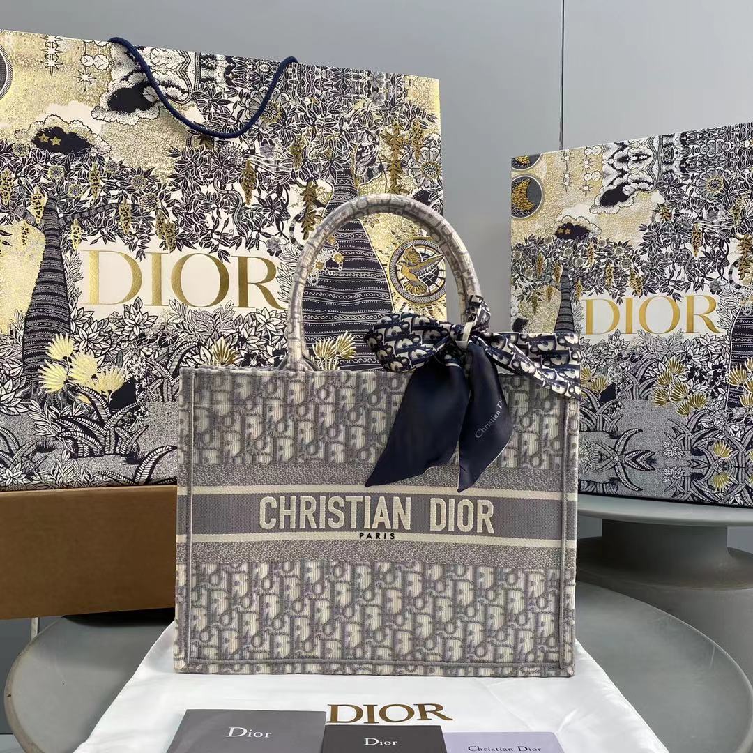 Túi xách Dior book tote hoạ tiết thêu 12 cung hoàng đạo size 415cmnhận  thêu tên  Shopee Việt Nam