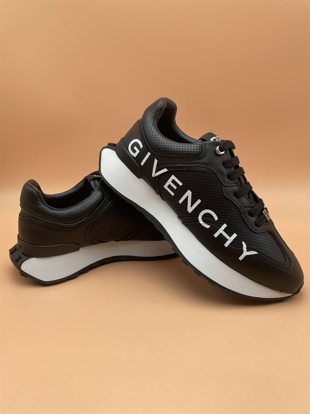 Best Replica GIVENCHY RUNNER SNEAKERS IN PERFORATED LEATHER   GVC003 - Colareps
