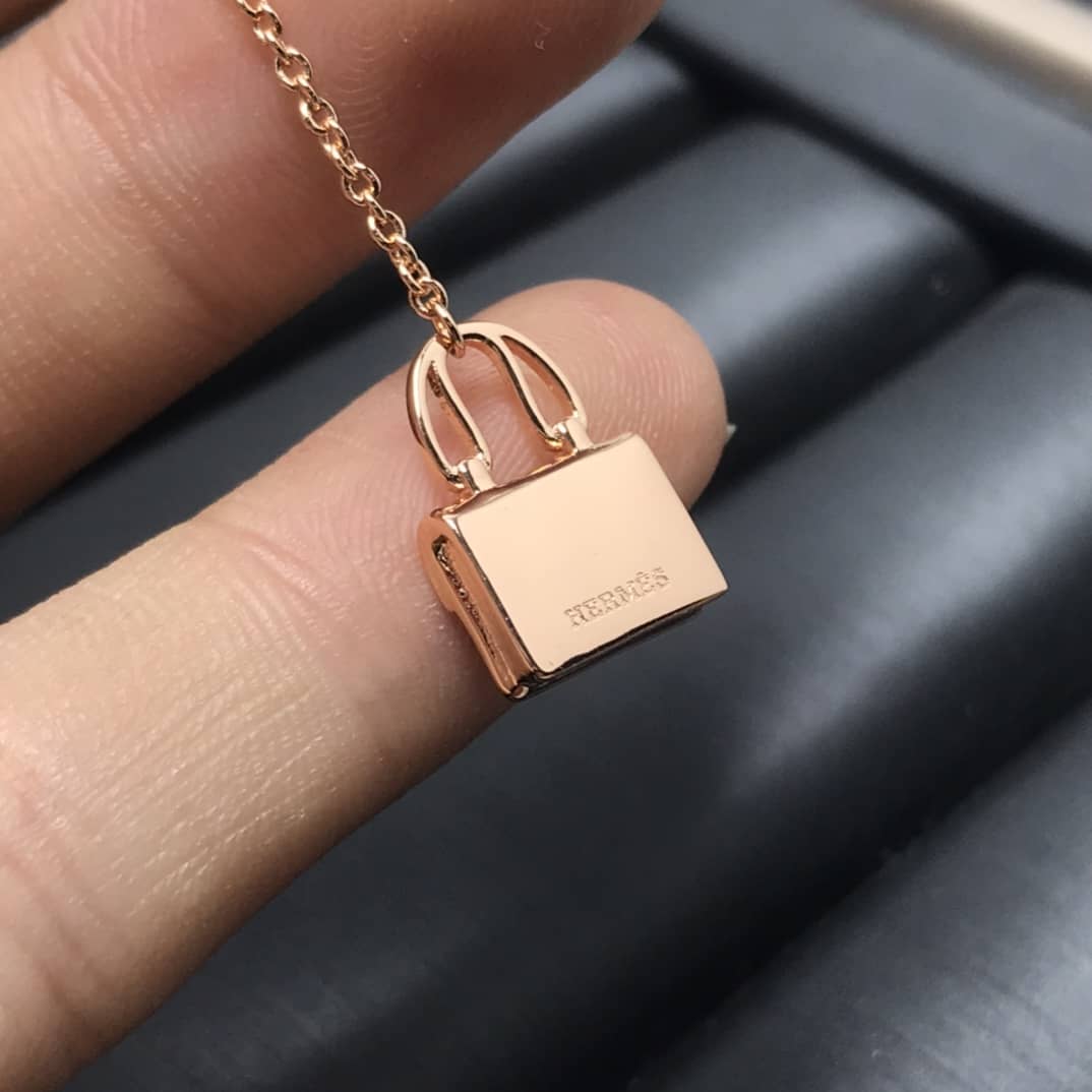 Best Replica Fake Hermes Logo Earring - Colareps