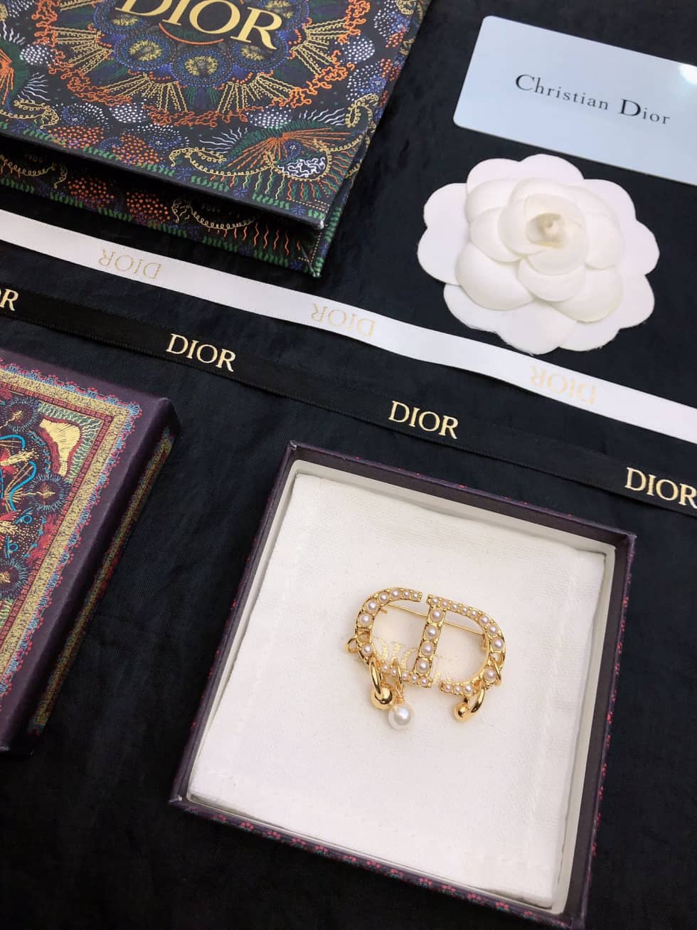 Best Replica Fake Christian Dior Logo Brooch - Colareps