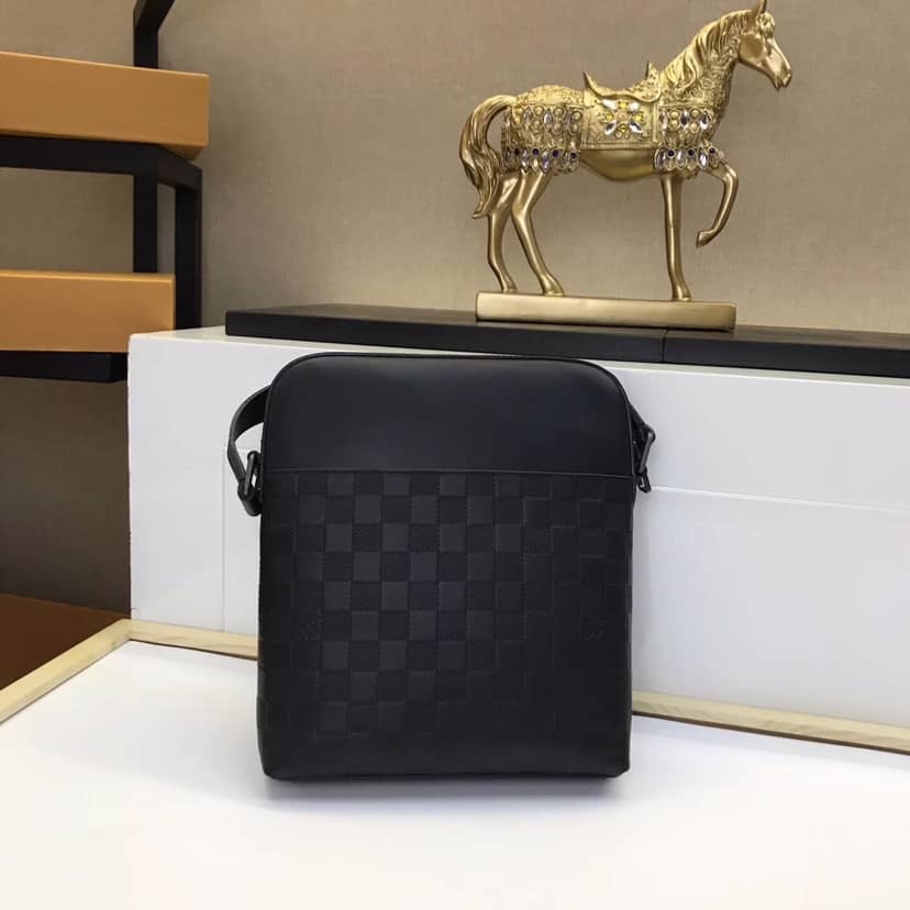 Best Replica Louis Vuitton District Pochette Replica Shoulder Bag N23355 - Colareps