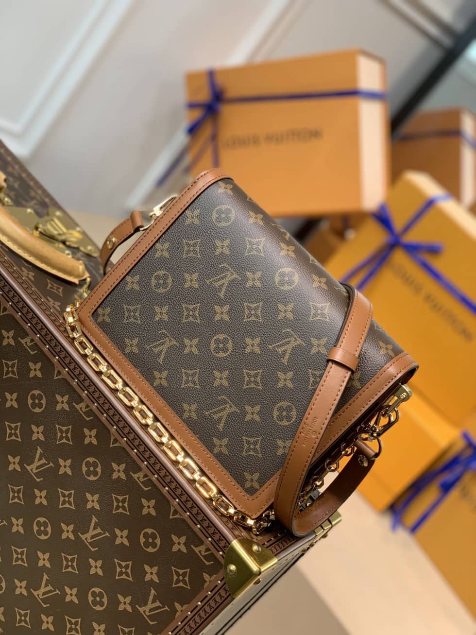 Best Replica Louis Vuitton Monogram Dauphine MM M44391 Replica Crossbody Bag - Colareps