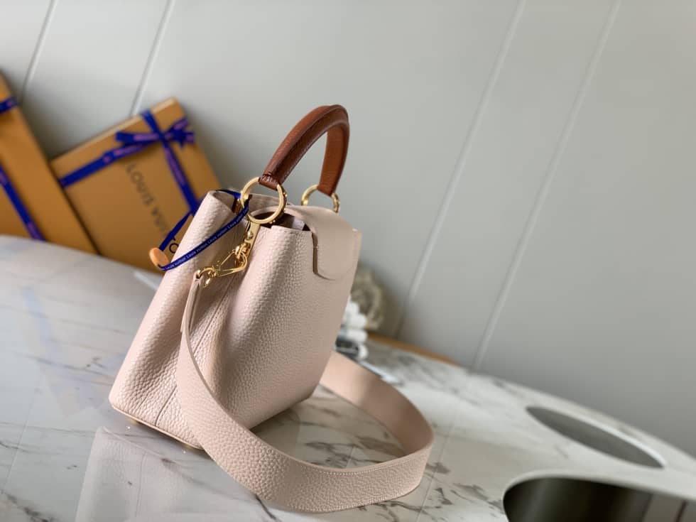 Best Replica Louis Vuitton Capucines Taurillon Leather Shoulder Bag Replica - Colareps