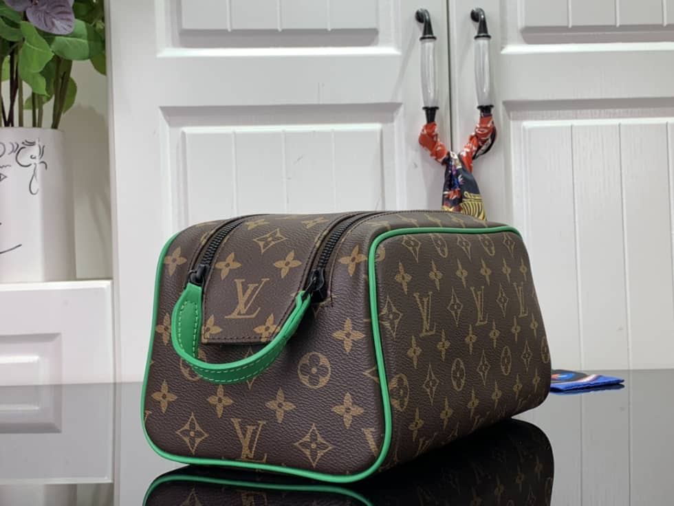 Best Replica Louis Vuitton Dopp Kit Monogram Canvas Toilet Pouch M46253 Replica - Colareps