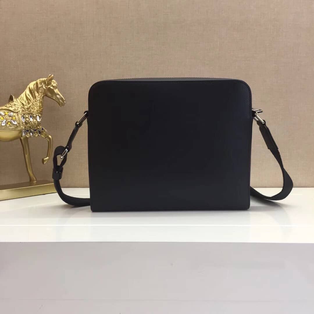 Best Replica Louis Vuitton Taiga Anton Messenger MM Mens Shoulder Bag Replica M33429 - Colareps