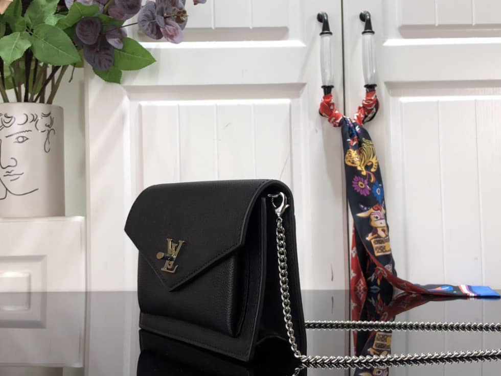 Best Replica Louis Vuitton Pochette Lock Me Chain M63980 Replica Crossbody Bag - Colareps