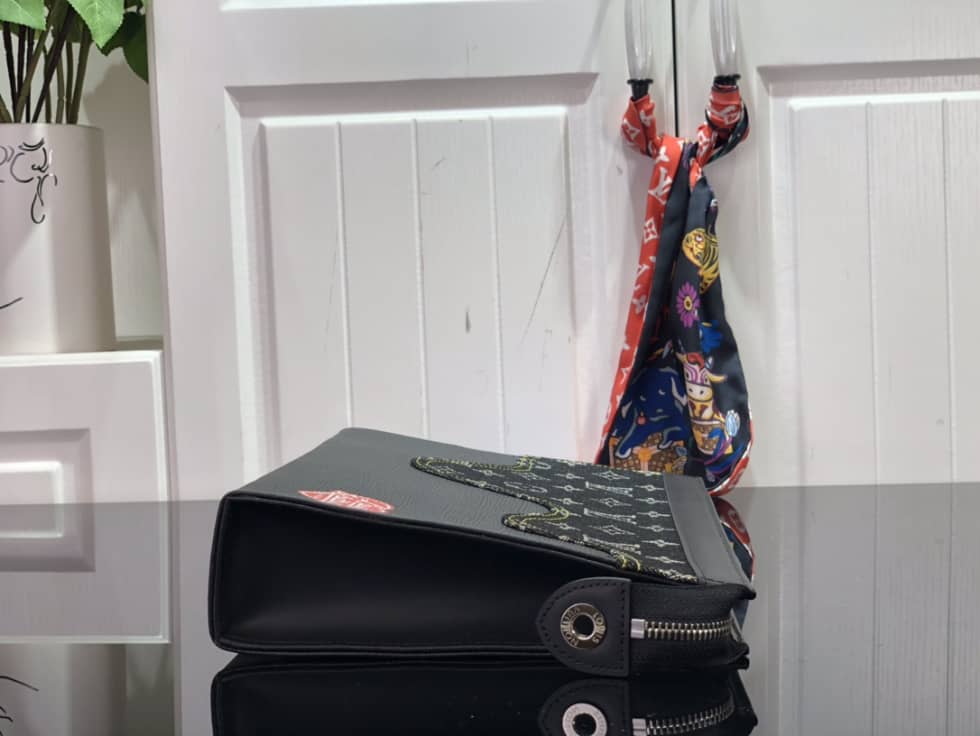 Best Replica Louis Vuitton Pochette Dupe x Nigo Voyage MM Monogram Black M45961 - Colareps