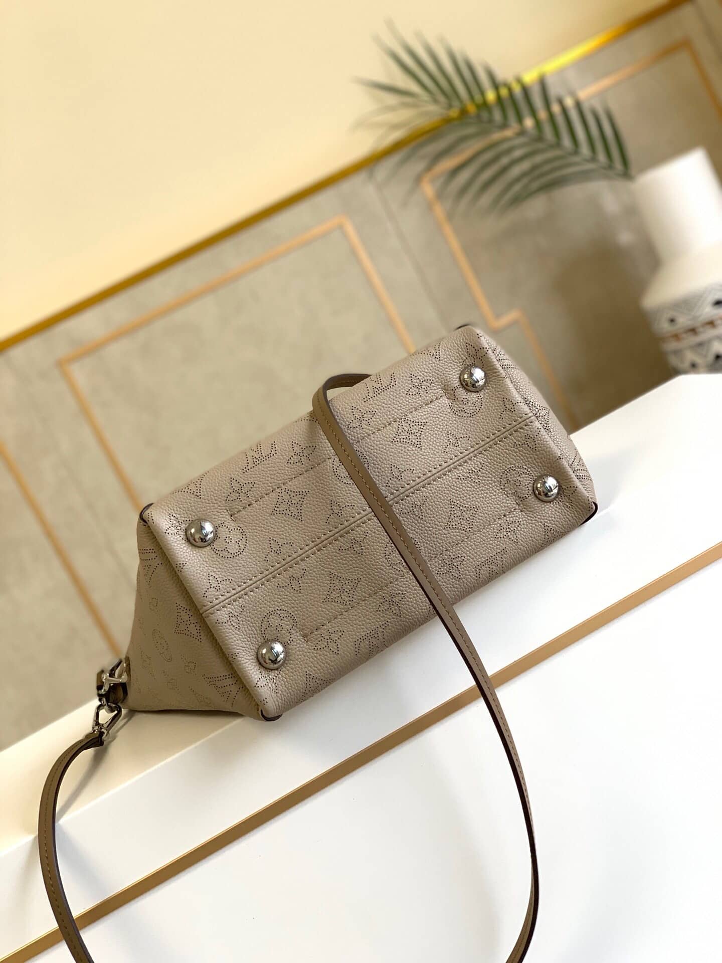 Best Replica Louis Vuitton Mahina Hina PM Leather Tote Replica Apricot M54353 - Colareps