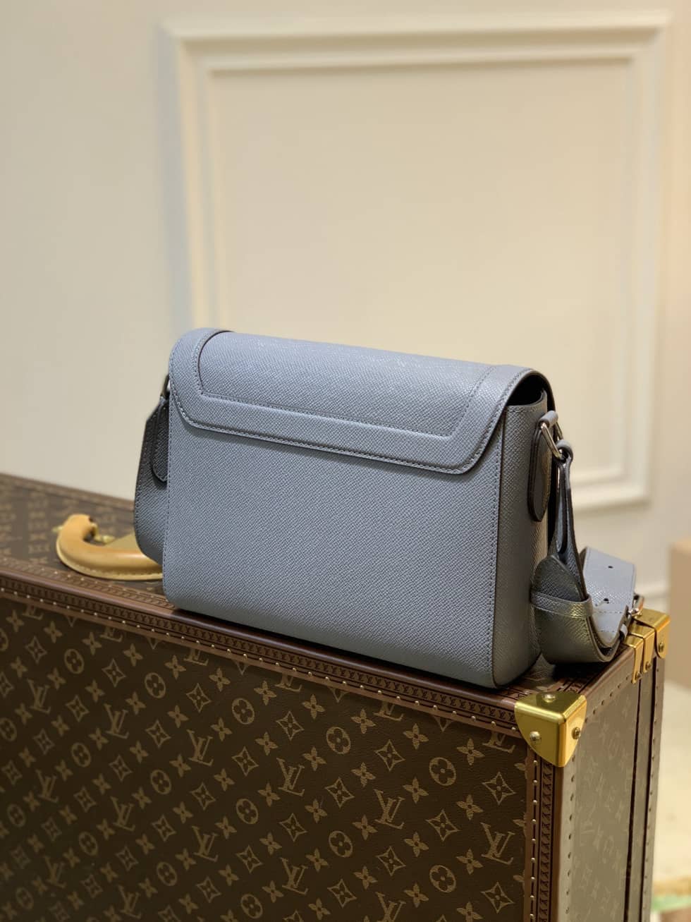 Best Replica Louis Vuitton New Flap Taiga Noir M30807 Replica Messenger Bag - Colareps