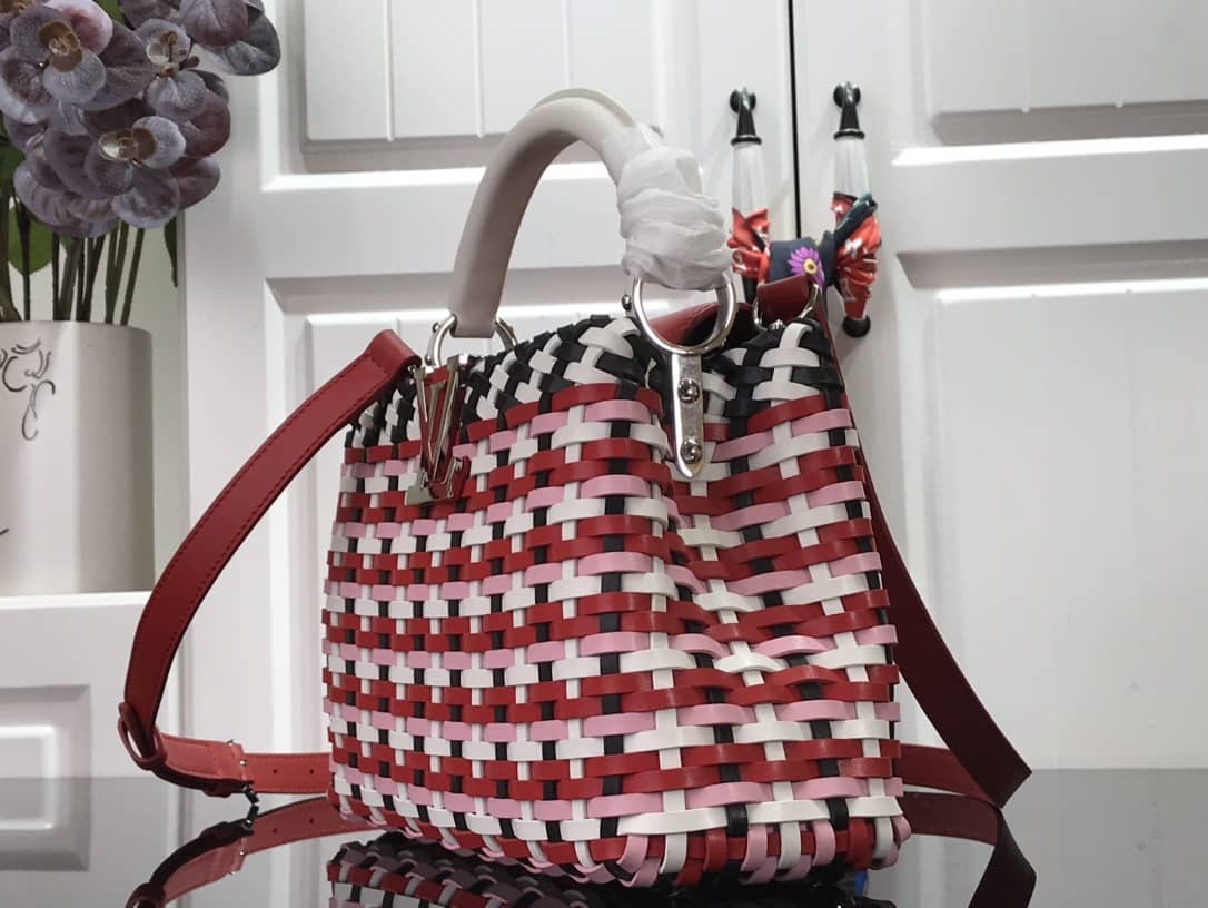 Best Replica Louis Vuitton Capucines Taurillon Hand Shoulder Bag Replica Red M94519 - Colareps