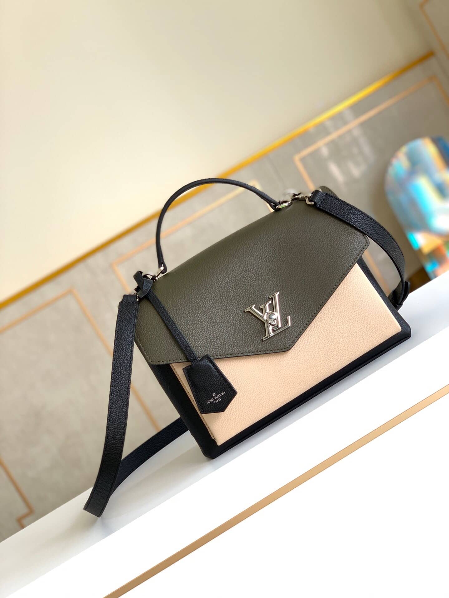 Best Replica Louis Vuitton Laurier Toffee Latte MyLockme Bag Replica M55323 - Colareps