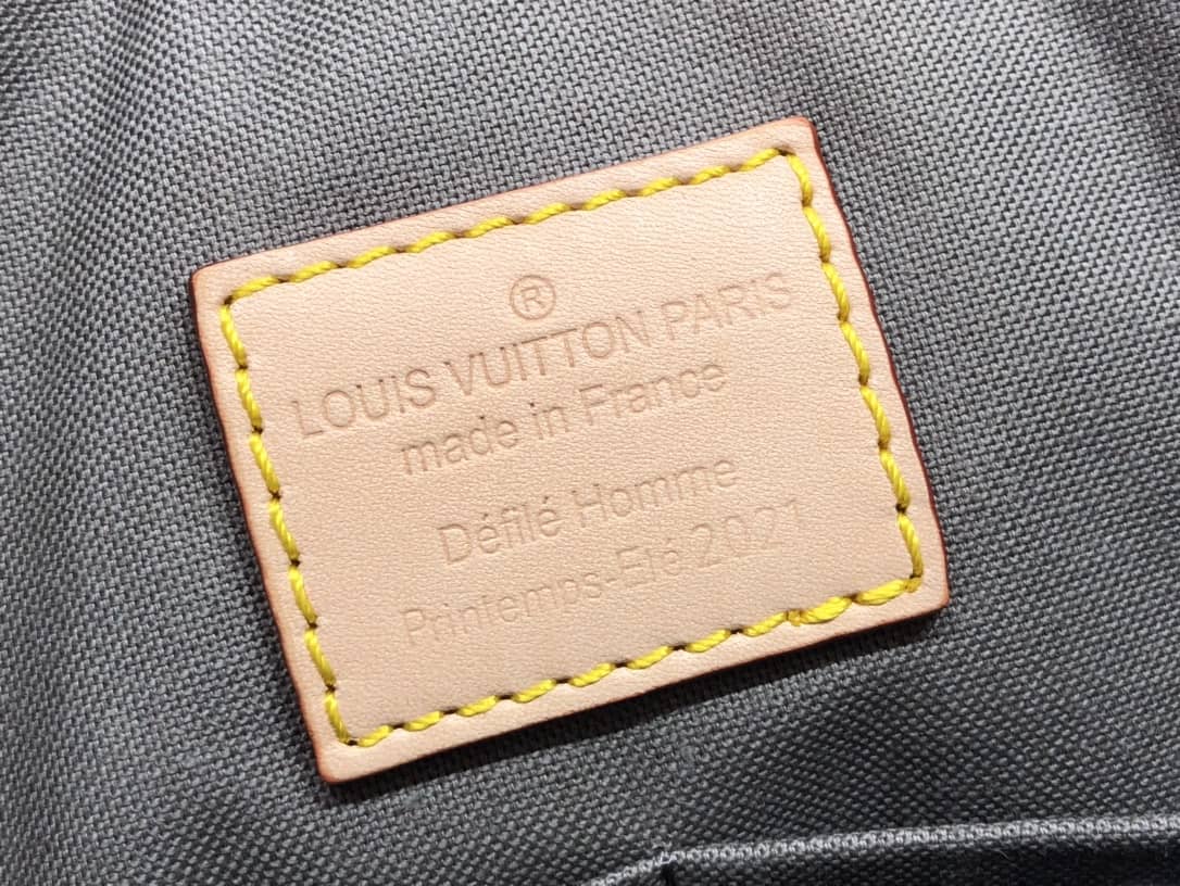 Best Replica Louis Vuitton Monogram Mirror Coated Canvas Neo Porte Documents Voyage Replica M58755 - Colareps