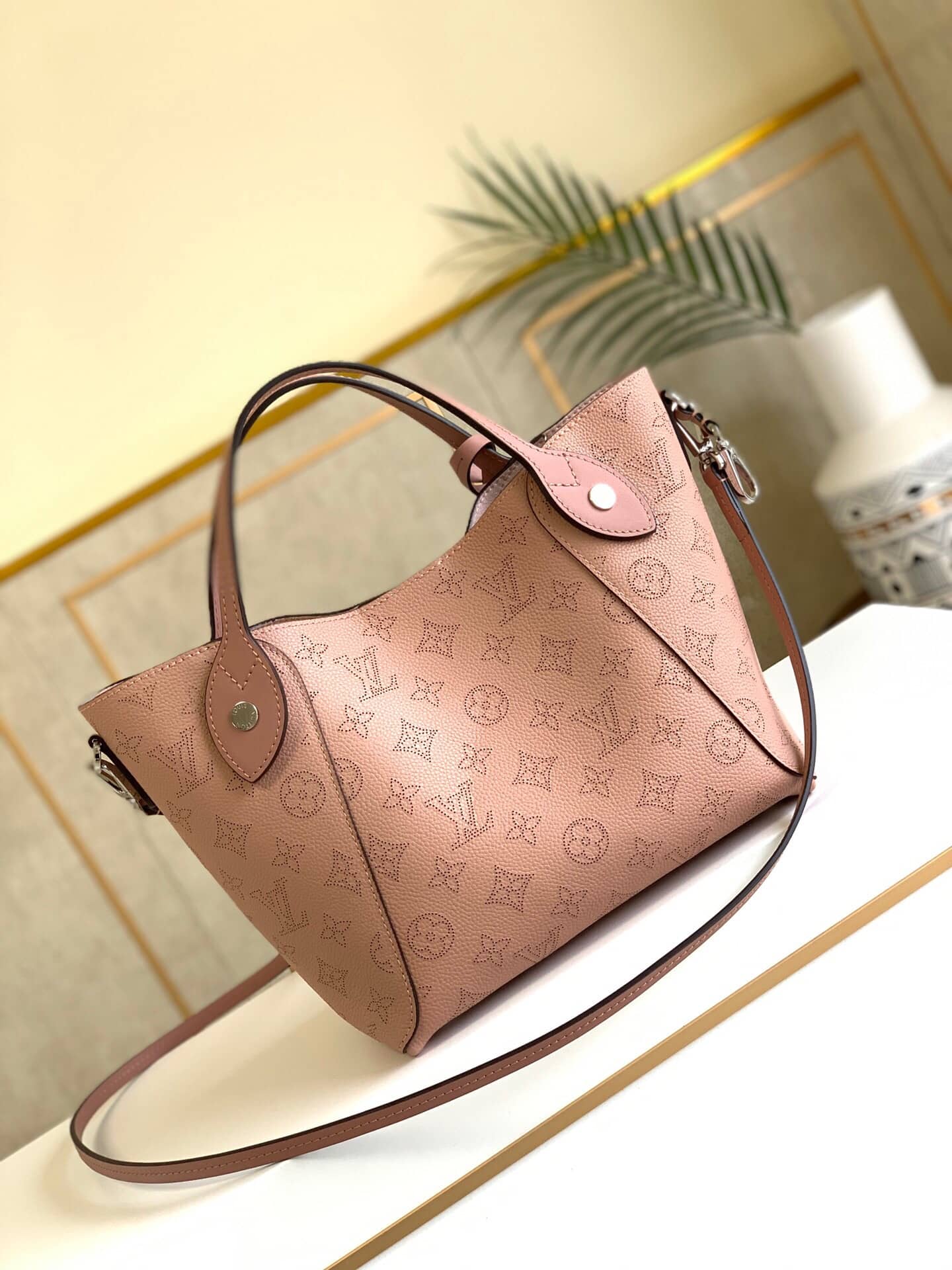 Best Replica Louis Vuitton Mahina Hina PM Leather Tote Replica Pink M54353 - Colareps