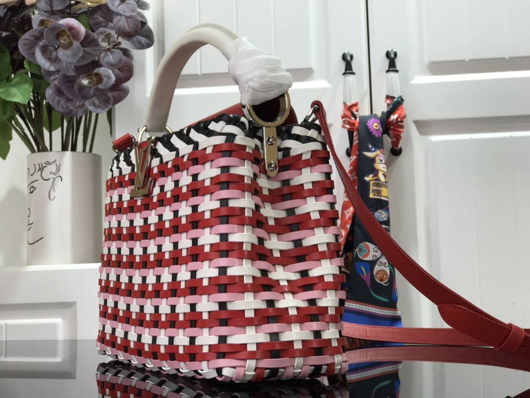 Best Replica Louis Vuitton Capucines Taurillon Shoulder Bag Replica Red M94519 - Colareps