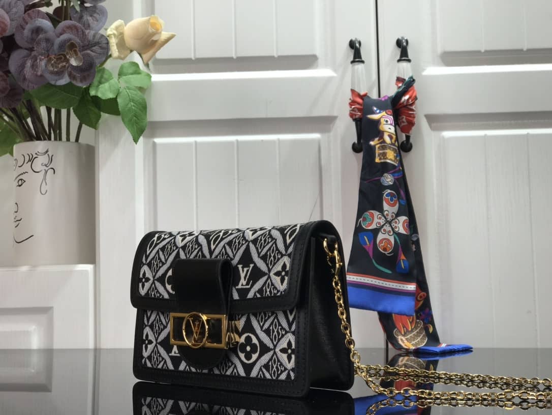Best Replica Louis Vuitton Since 1854 Dauphine Chain Replica Wallet Black M69992 - Colareps
