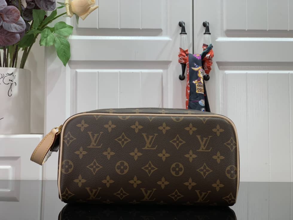 Best Replica Louis Vuitton Dopp Kit Toilet Pouch Monogram Canvas M44494 Replica - Colareps