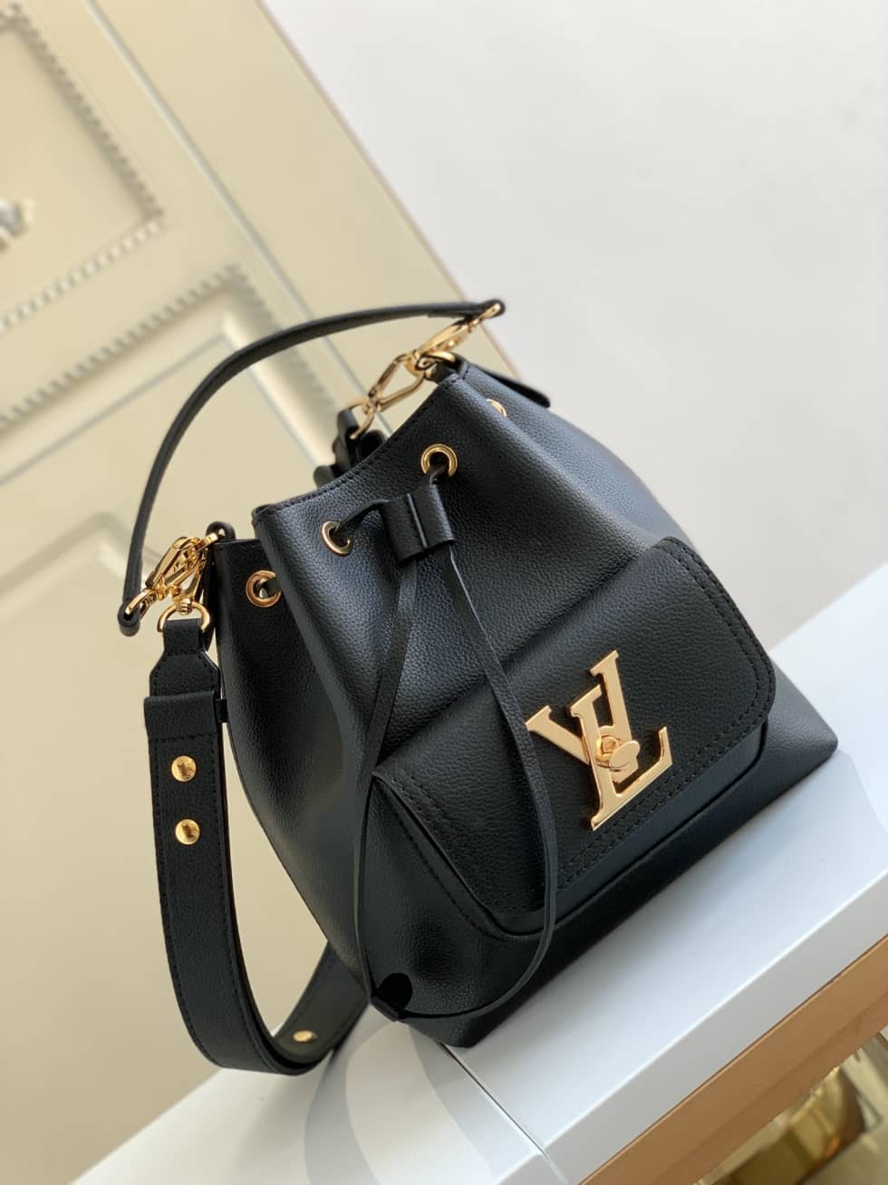 Best Replica Louis Vuitton Lockme Grained Calf Leather Black M57687 Replica Bucket Bag - Colareps