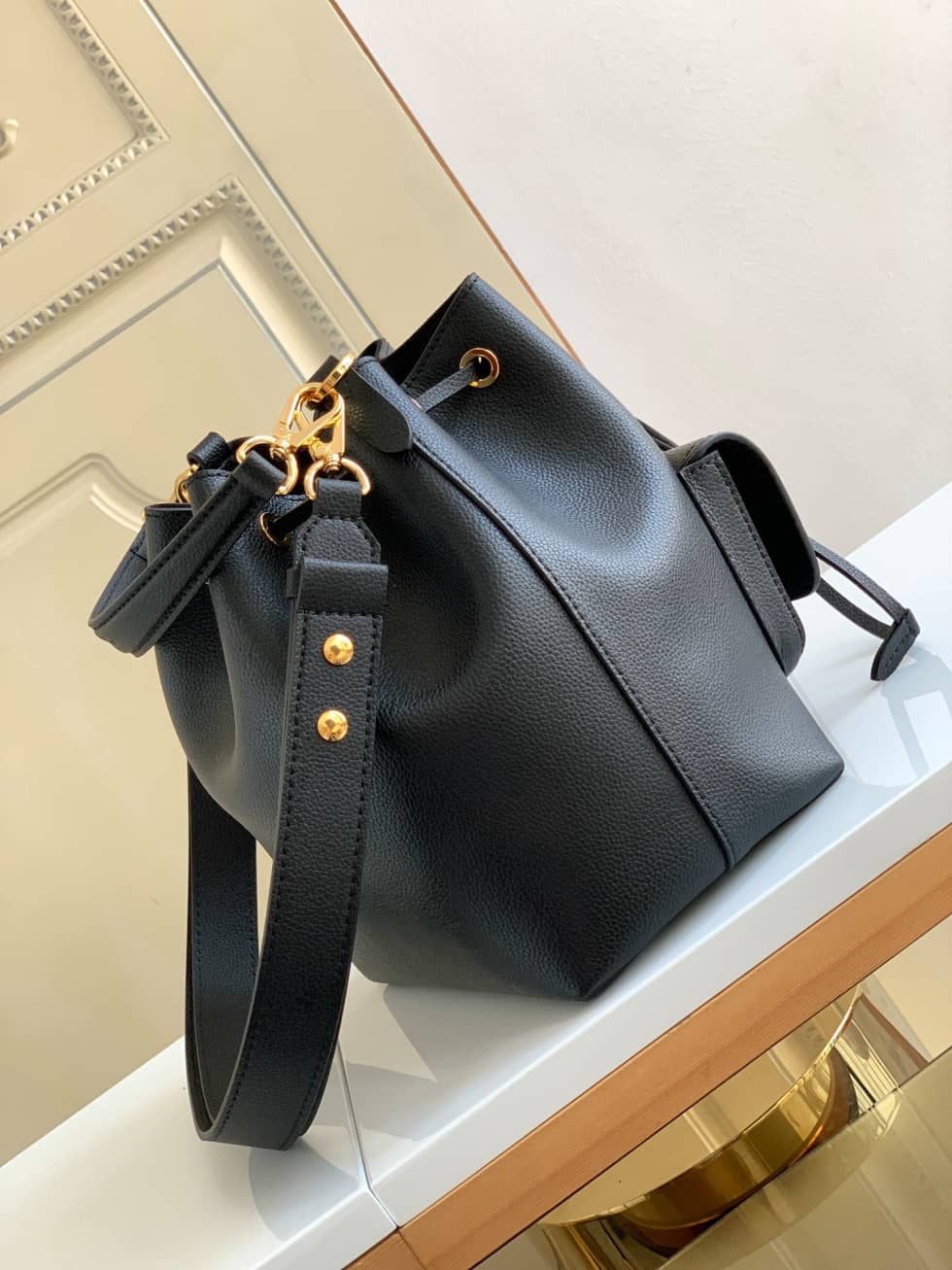 Best Replica Louis Vuitton Lockme Grained Calf Leather Black M57687 Replica Bucket Bag - Colareps