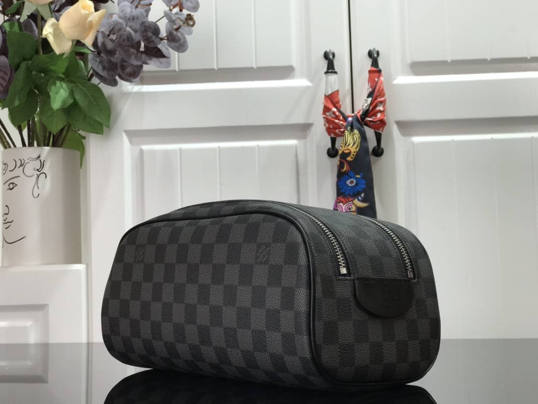 Best Replica Louis Vuitton King Size Toiletry Bag Replica Black M47528 - Colareps
