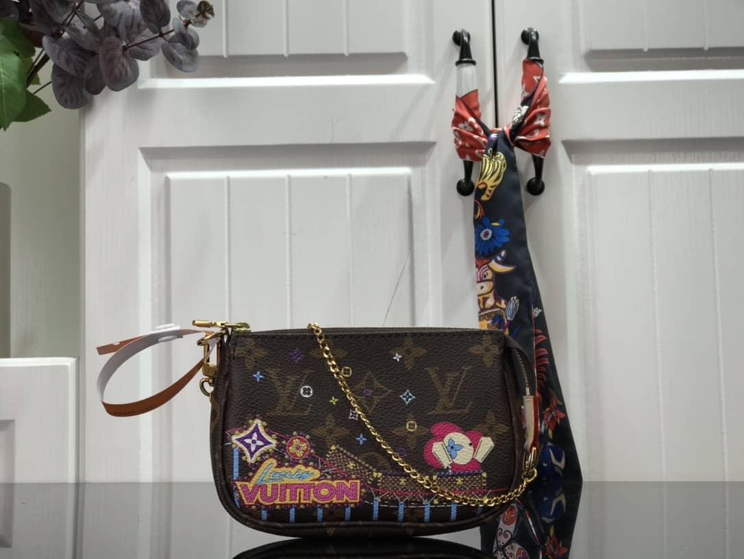 Best Replica Louis Vuitton Christmas Vivienne Monogram Mini Replica Pochette M69752 - Colareps