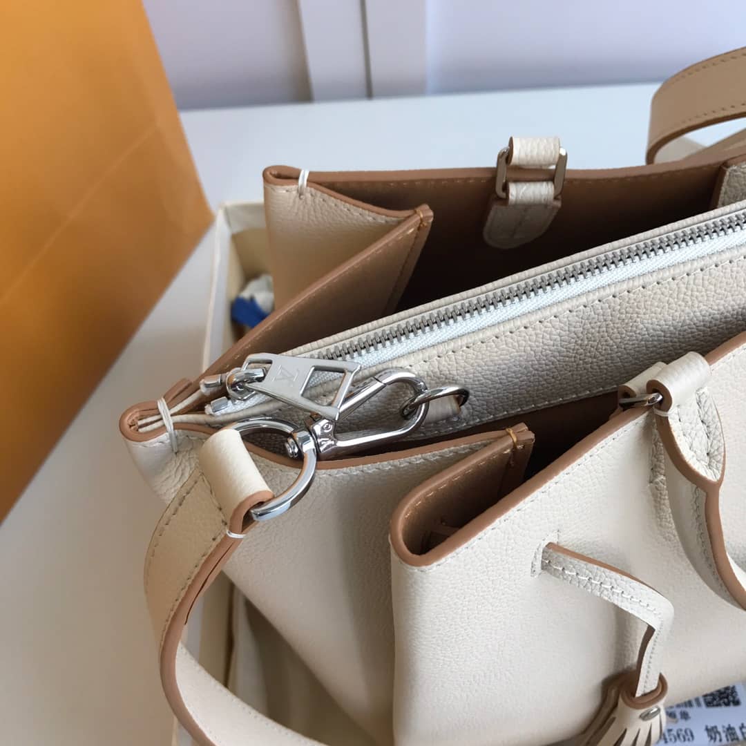 Best Replica Louis Vuitton Lockmeto Leather Tote Replica White M54569 - Colareps