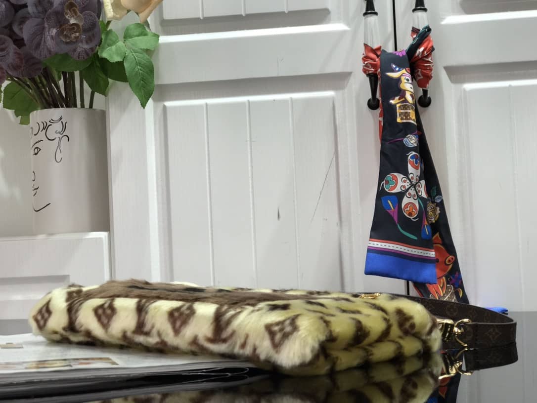 Best Replica Louis Vuitton In The Winter Muff Replica Bag M76094 - Colareps