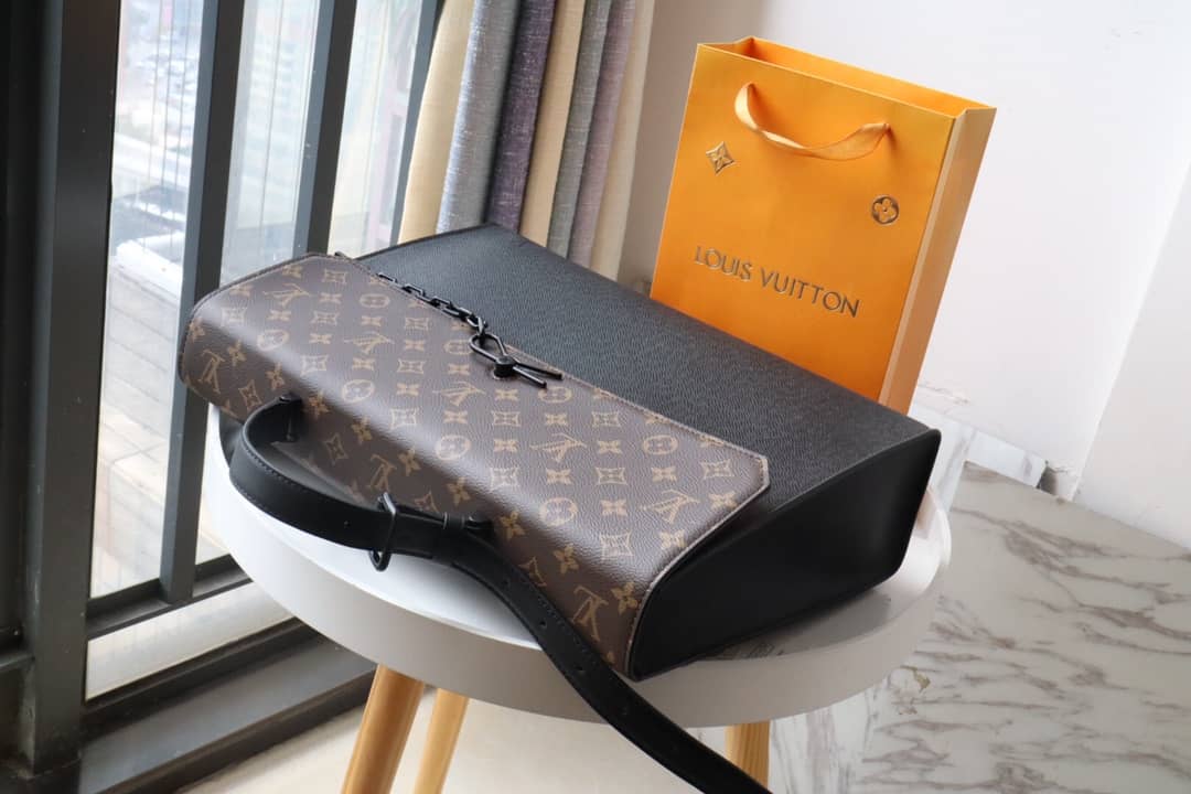 L0vis Vvtt0n Robusto Briefcase Monogram Canvas Taiga Leather Replica Black M30591