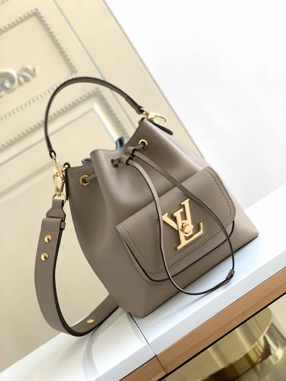 Best Replica Louis Vuitton Lockme Grained Calf Leather Greige M57688 Replica Bucket Bag - Colareps
