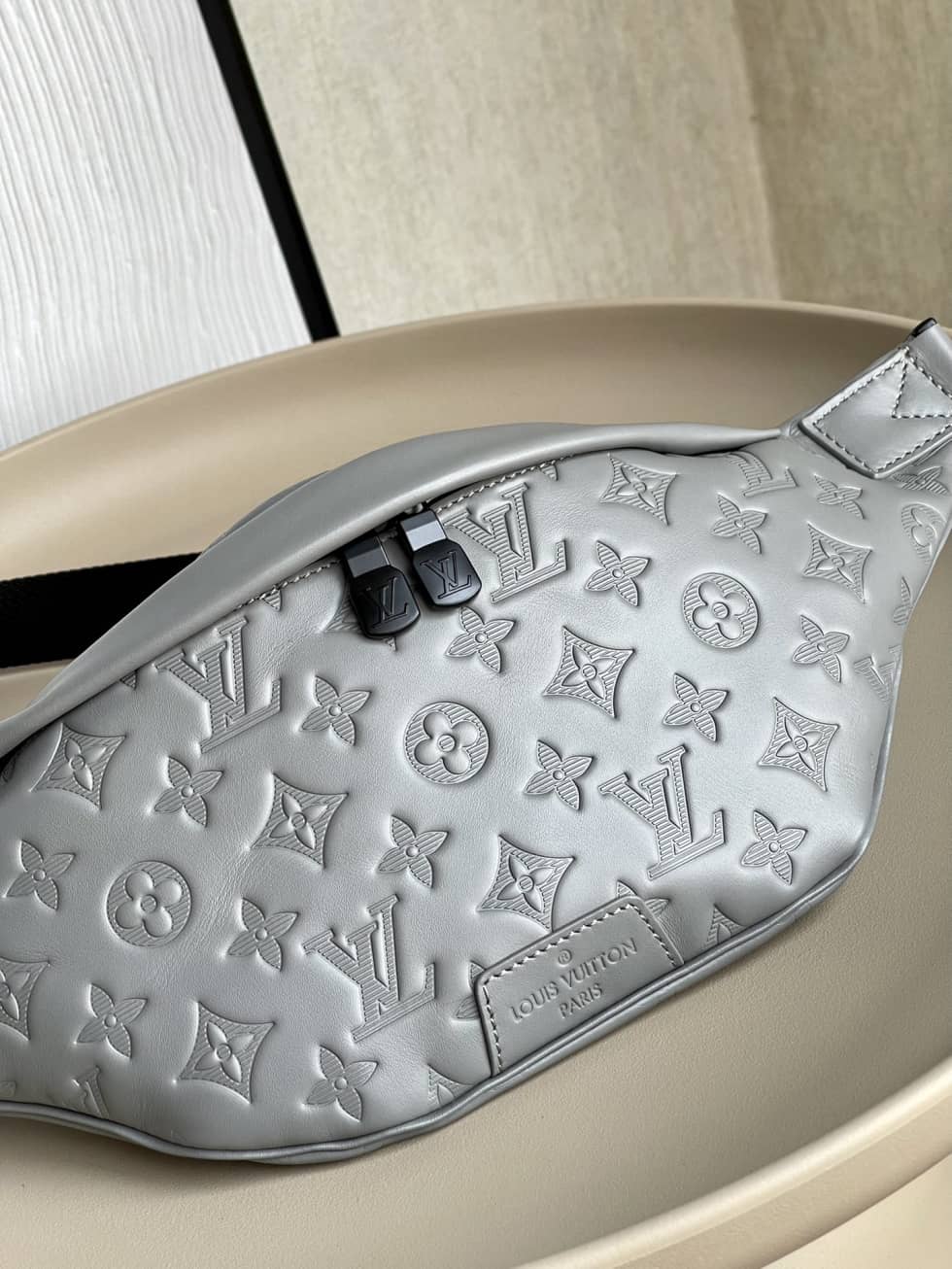 Best Replica Louis Vuitton Discovery Bumbag Anthracite Gray M46108 Replica Belt Bag - Colareps