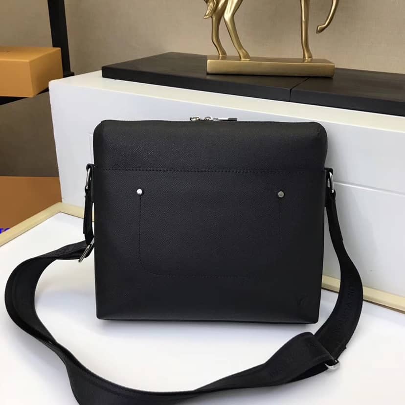 Best Replica Louis Vuitton Taiga Grigori MM Messenger Bag Replica Black M30206 - Colareps