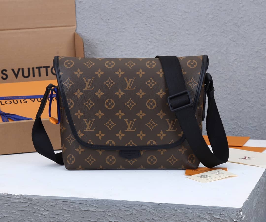 L0vis Vvtt0n Monogram Magnetic Messenger Bag Replica M45557