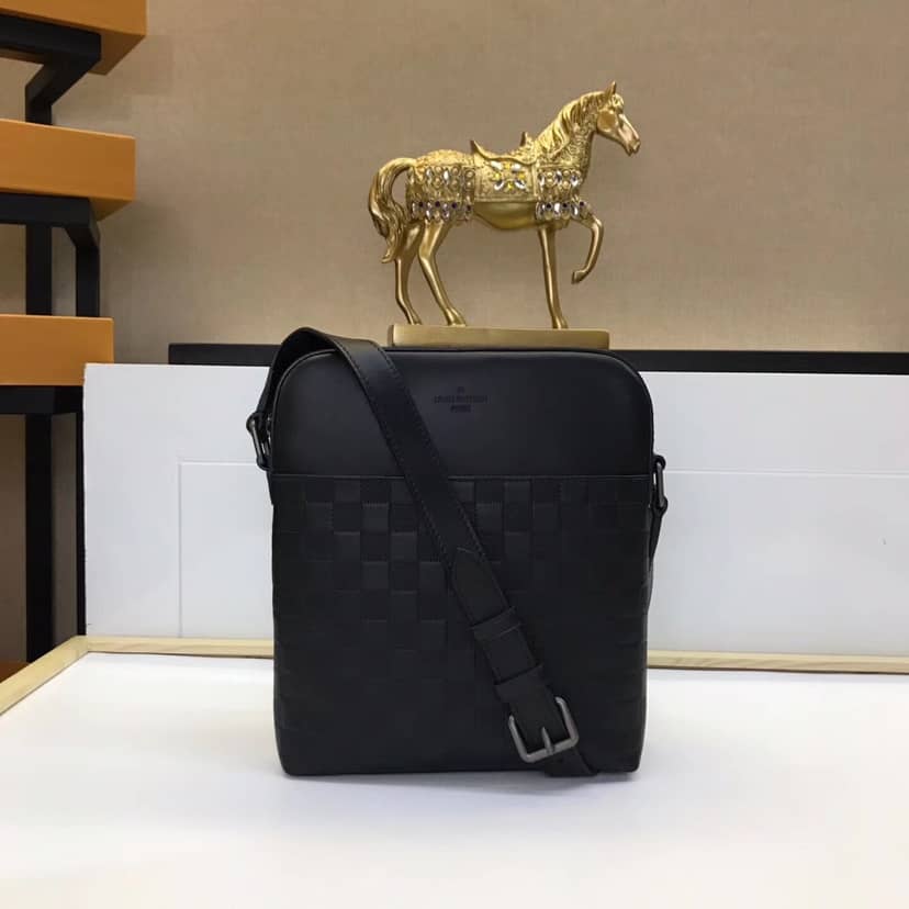 L0vis Vvtt0n District Pochette Replica Shoulder Bag N23355