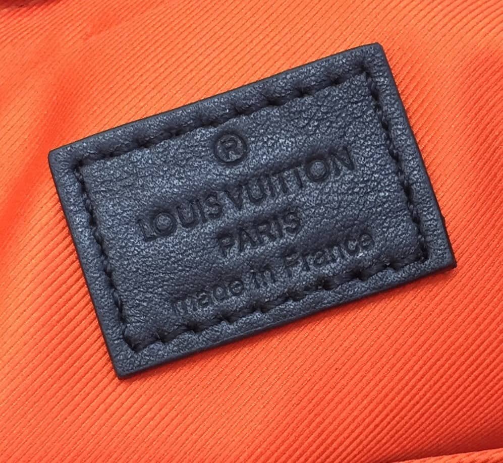 L0vis Vvtt0n Alpha Taurillon Leather Messenger Bag Replica M52767