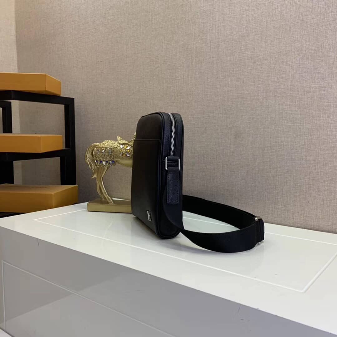 L0vis Vvtt0n Alex BB Taiga Leather Replica Messenger Bag M30265