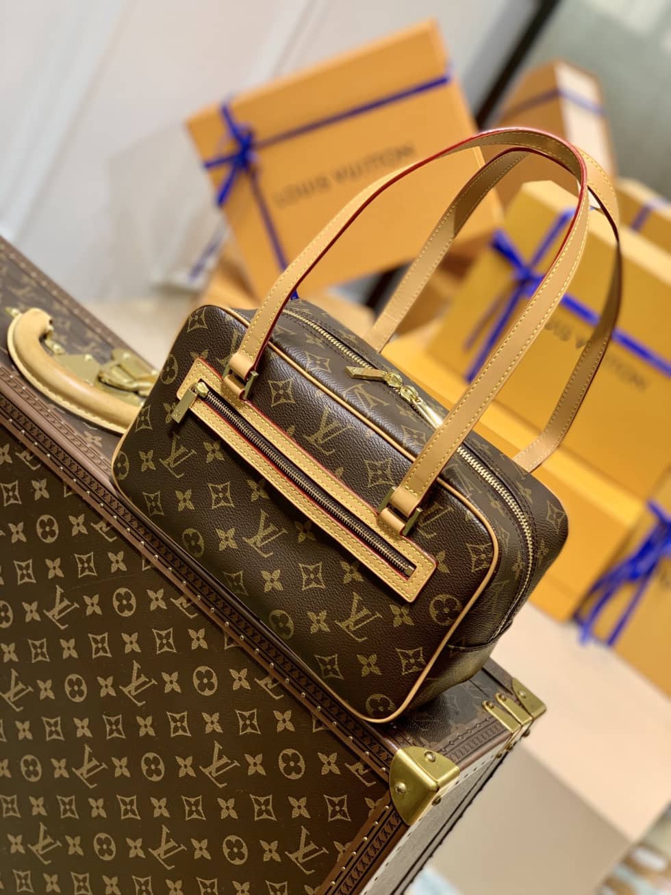 Best Replica Louis Vuitton Monogram Cite MM M51182 Replica Shoulder Bag - Colareps