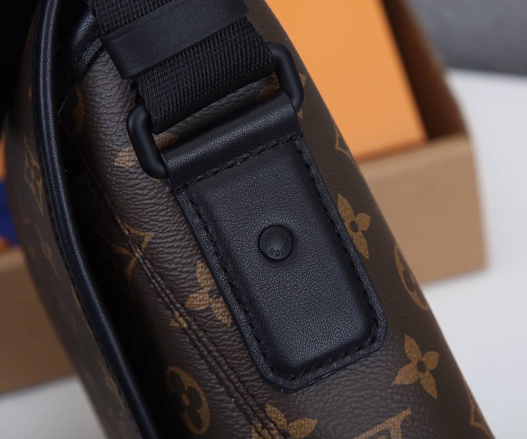 L0vis Vvtt0n Monogram Magnetic Messenger Bag Replica M45557