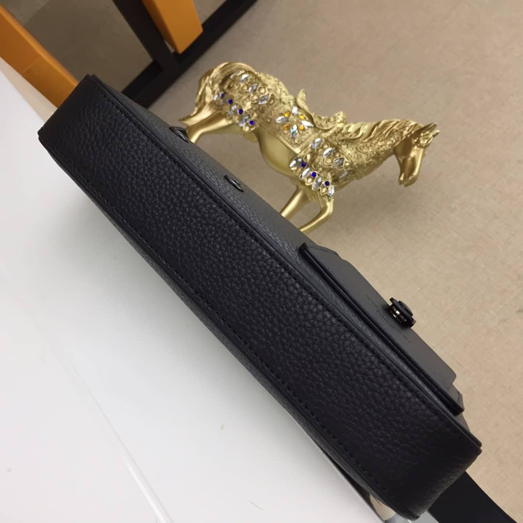 L0vis Vvtt0n Alpha Taurillon Leather Messenger Bag Replica M52767