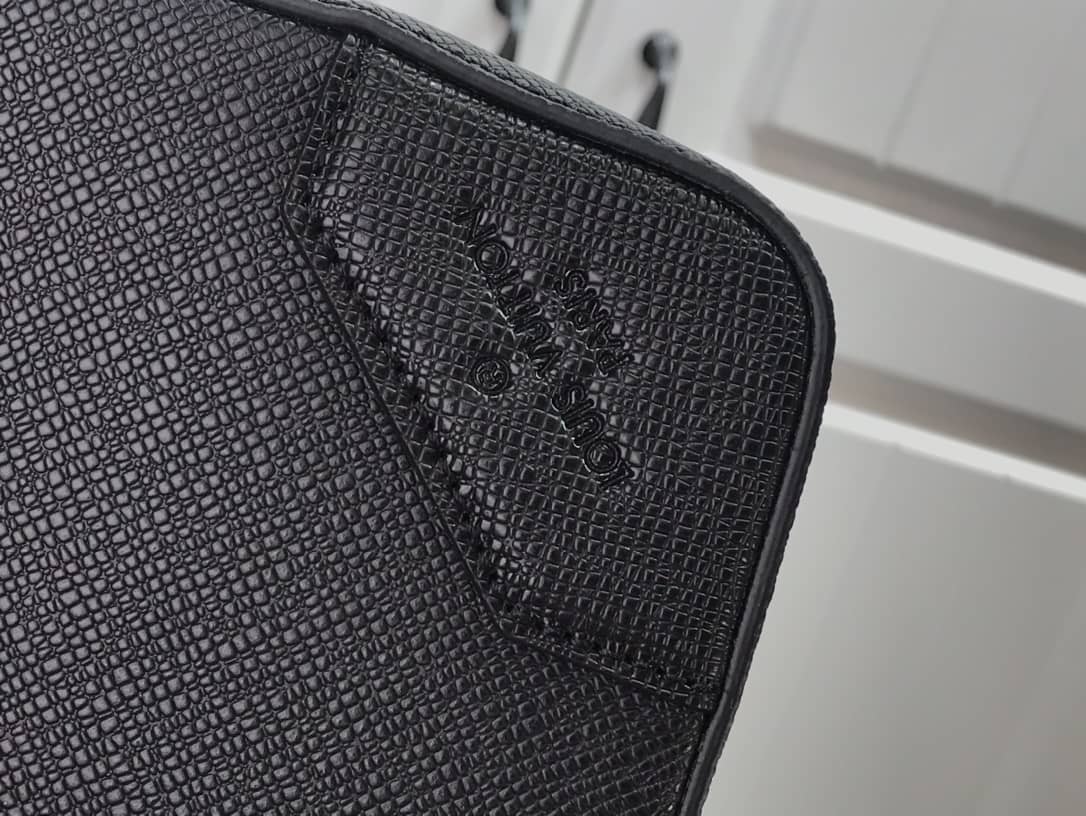L0vis Vvtt0n Briefcase Taiga Leather Black M30769 Replica
