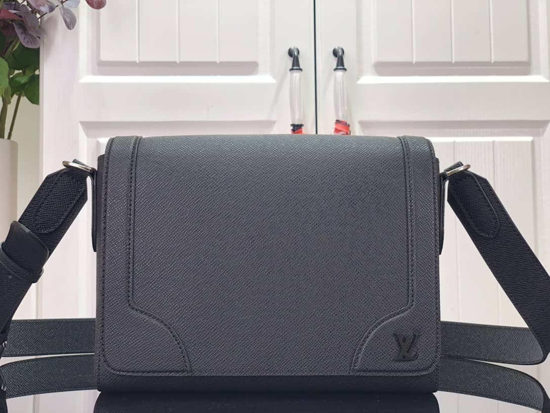 L0vis Vvtt0n New Flap Taiga Cowhide Leather Replica Messenger Bag M30807