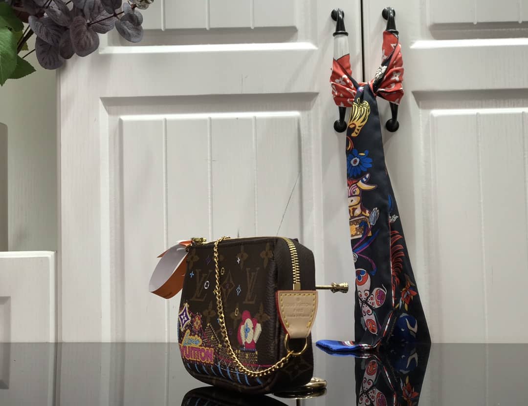 Best Replica Louis Vuitton Christmas Vivienne Monogram Mini Replica Pochette M69752 - Colareps