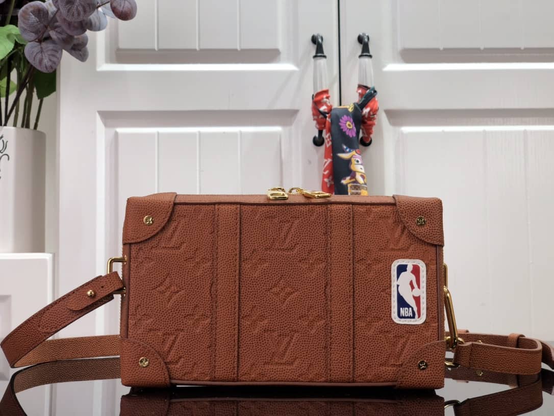 Best Replica Louis Vuitton Crossbody Dupe Soft Trunk NBA Wearable M80549 - Colareps