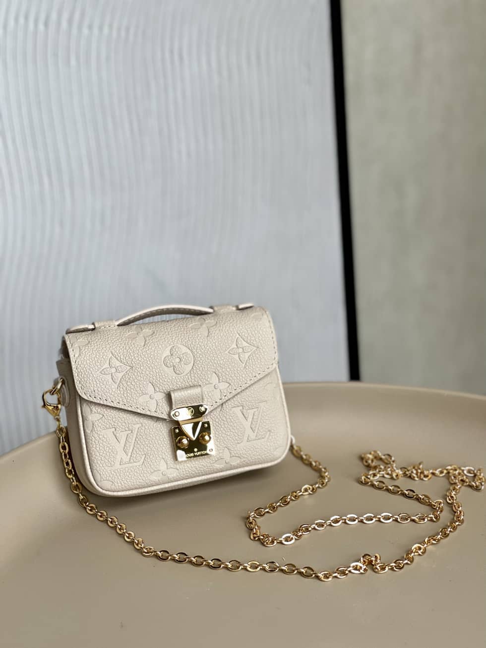 Best Replica Louis Vuitton Micro Métis Chain Mini Pouch M81390 Replica Shoulder Bag - Colareps