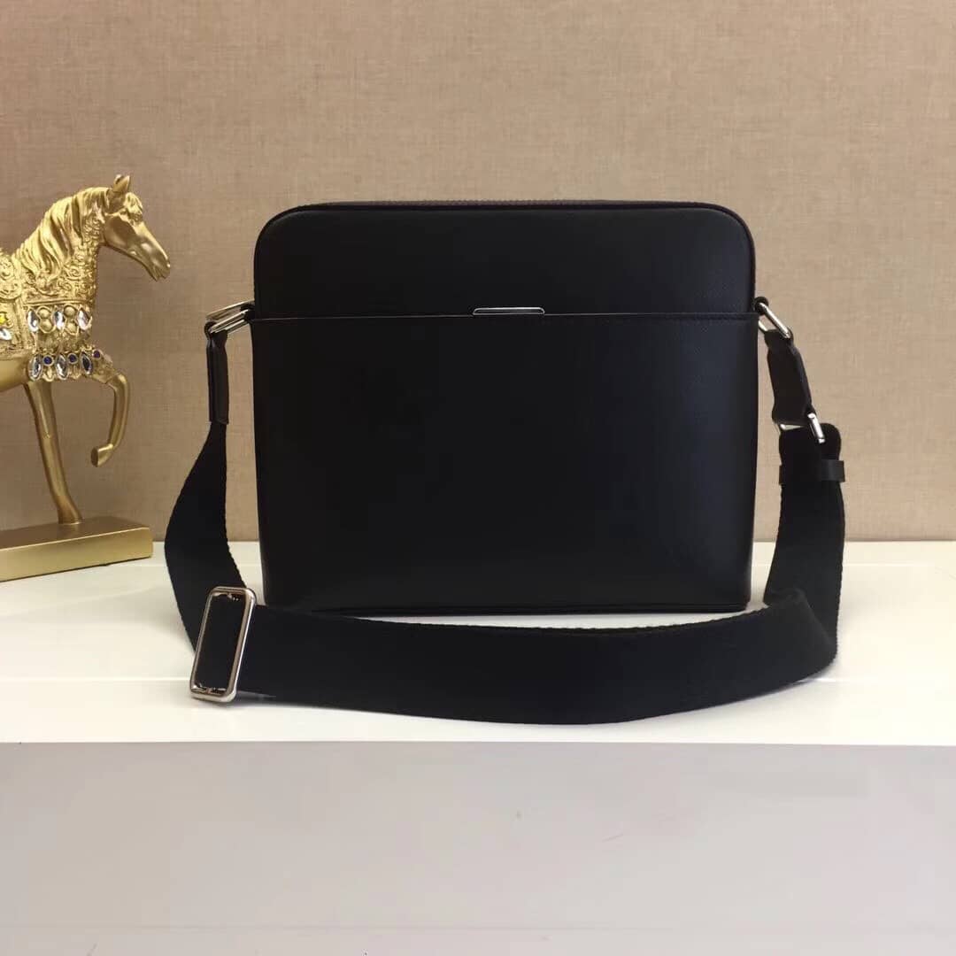 Best Replica Louis Vuitton Taiga Anton Messenger MM Mens Shoulder Bag Replica M33429 - Colareps