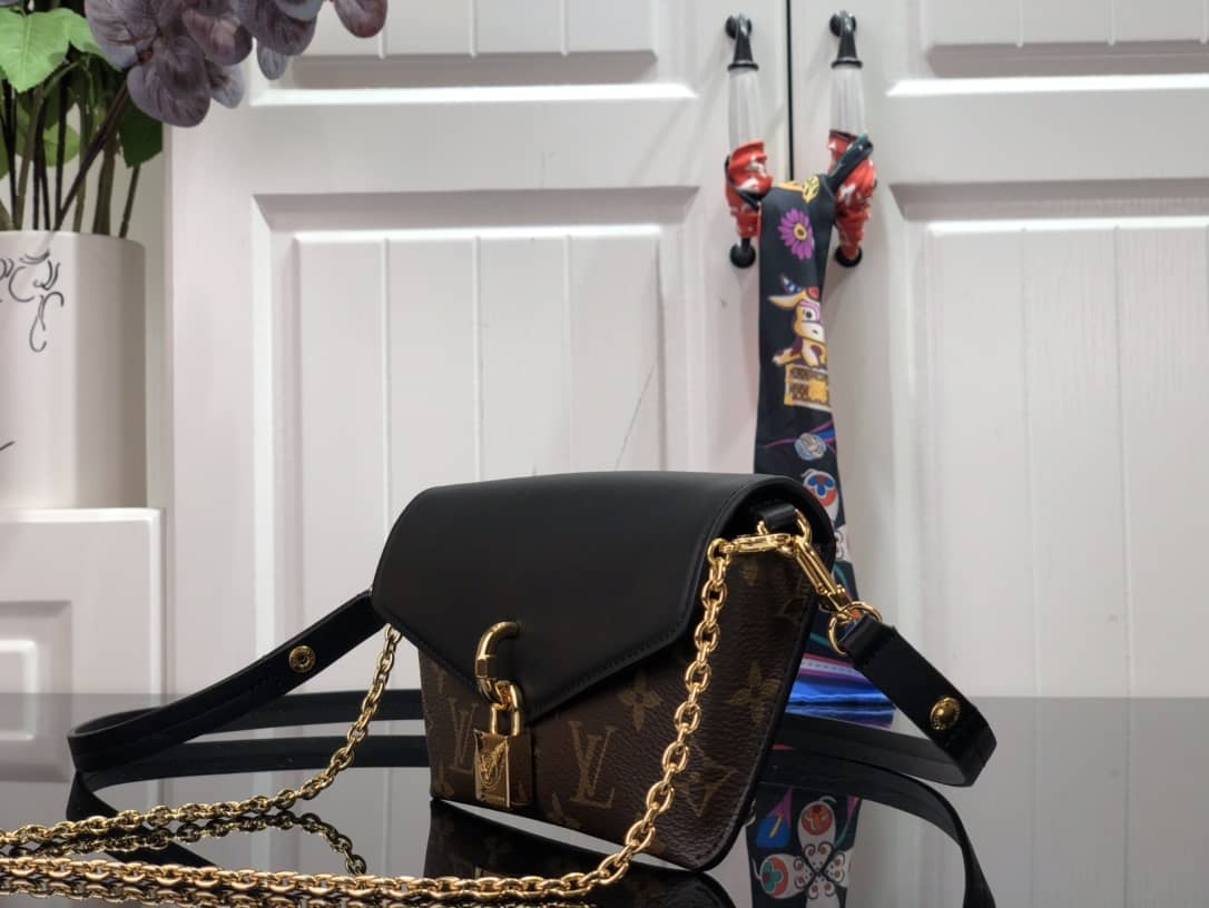 Best Replica Louis Vuitton Padlock On Strap Monogram Replica Shoulder Bag Black M80559 - Colareps