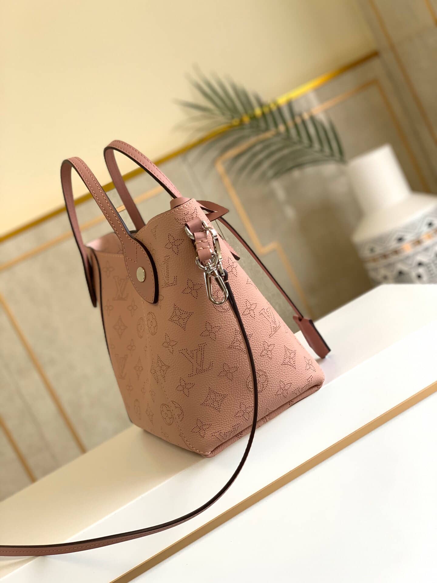 Best Replica Louis Vuitton Mahina Hina PM Leather Tote Replica Pink M54353 - Colareps