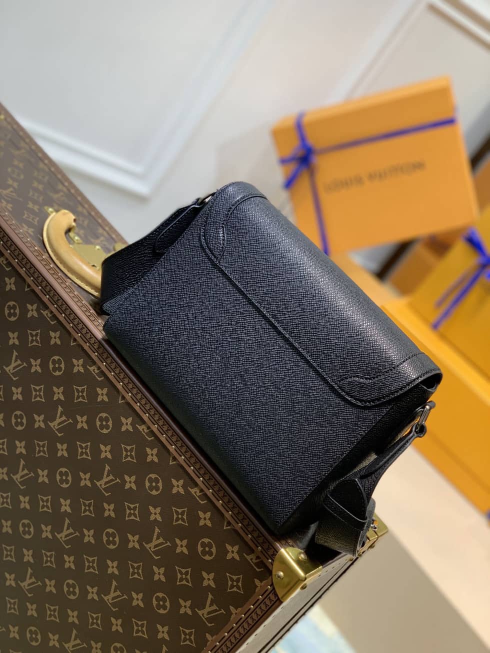 Best Replica Louis Vuitton New Flap Taiga Noir M30807 Replica Messenger Bag - Colareps