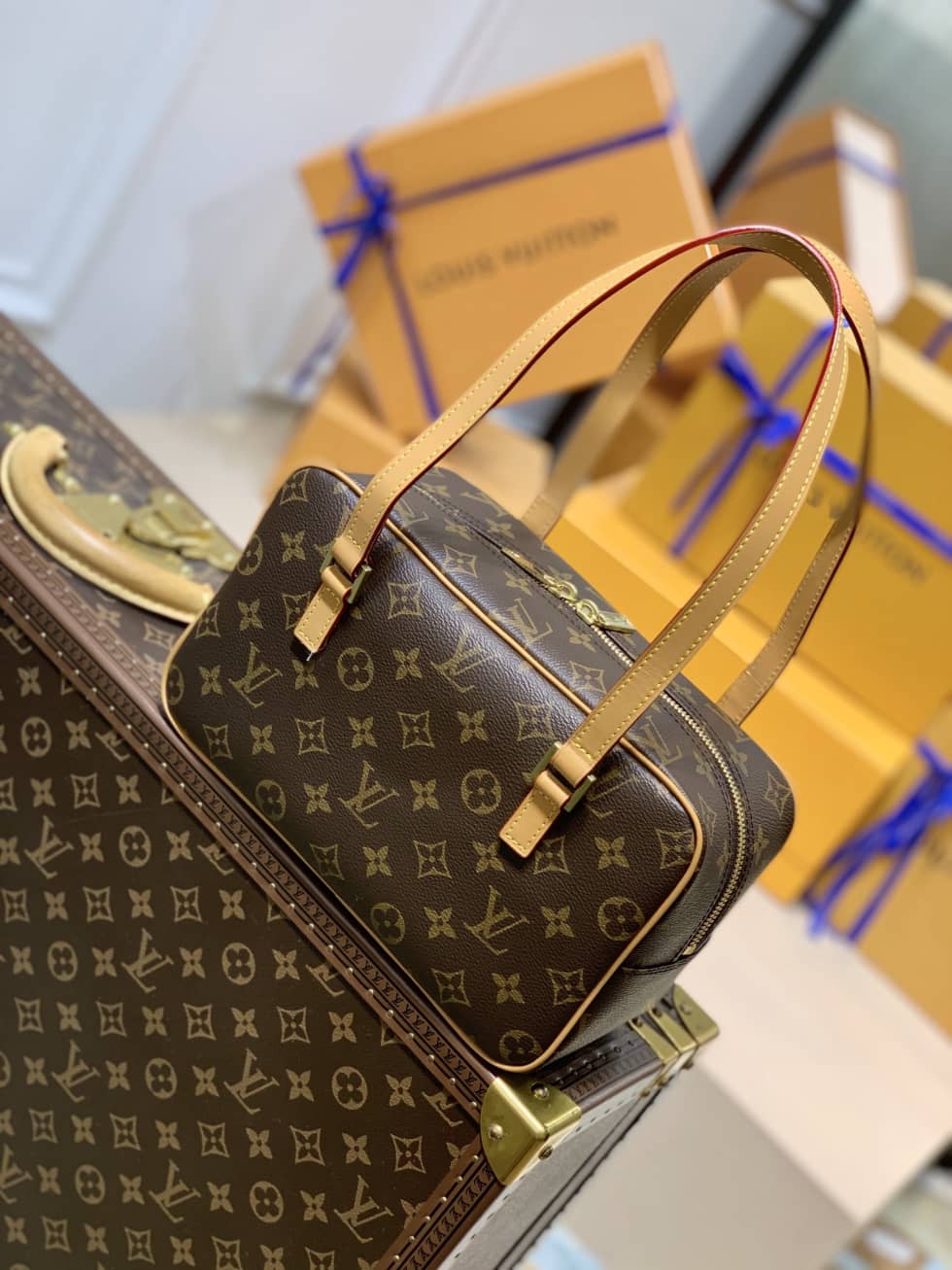 Best Replica Louis Vuitton Monogram Cite MM M51182 Replica Shoulder Bag - Colareps