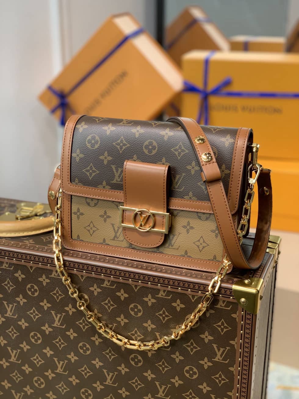 Best Replica Louis Vuitton Monogram Dauphine MM M44391 Replica Crossbody Bag - Colareps