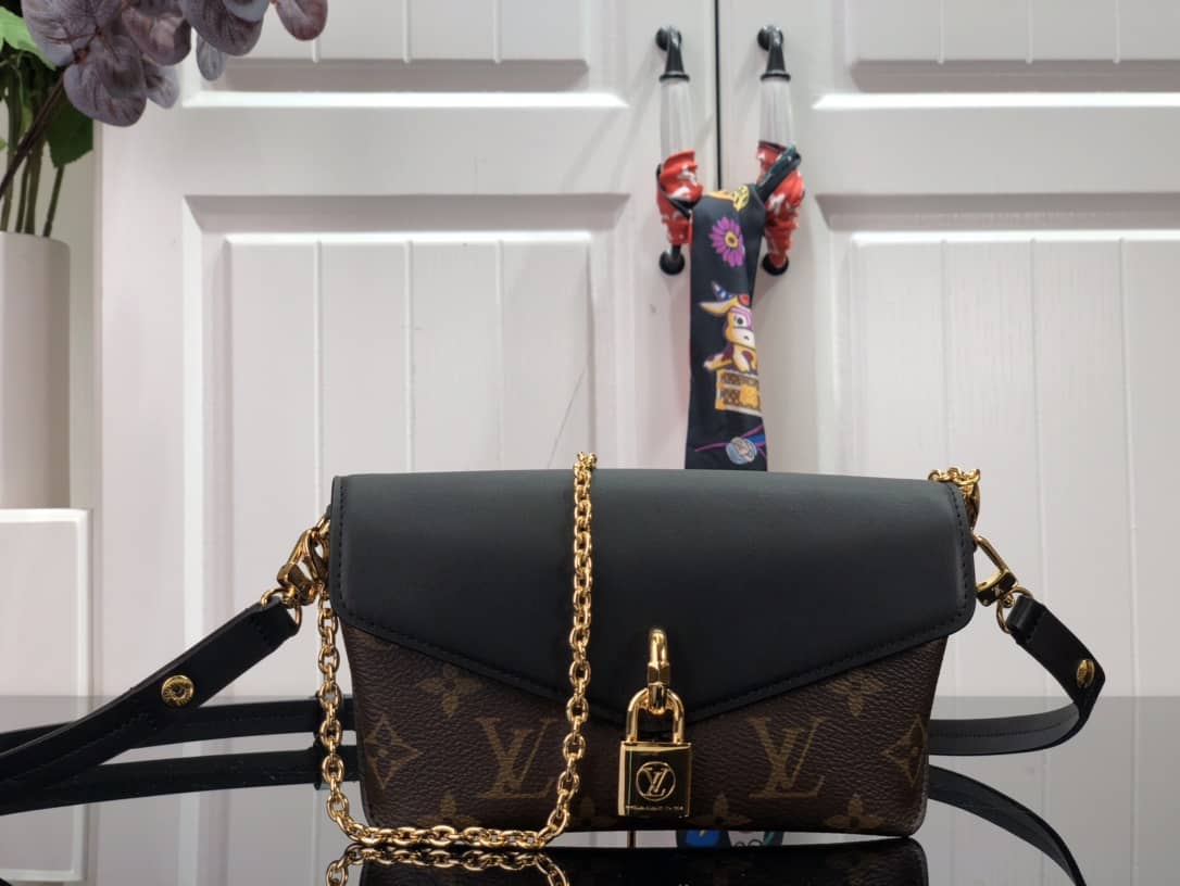 Best Replica Louis Vuitton Padlock On Strap Monogram Replica Shoulder Bag Black M80559 - Colareps